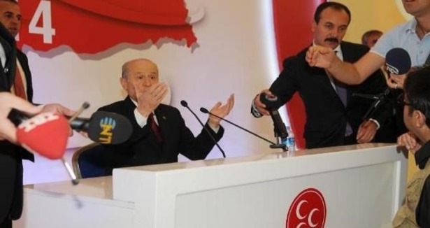 Bahçeli'den mikrofon tepkisi: Kaldırın bunları!