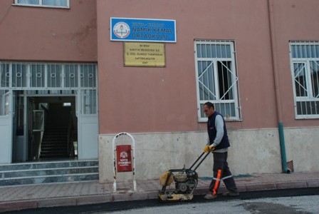 Karatay'da okulların çevre düzenleme çalışmaları devam ediyor