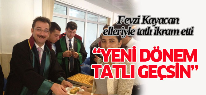 Kayacan meslektaşlarına tatlı ikram etti