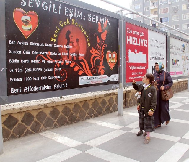 Eşinden billbordla özür diledi