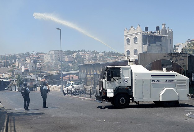 Cuma namazına gidenlere foseptik suyu sıktılar