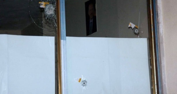 AK Parti binasına ateş açıldı