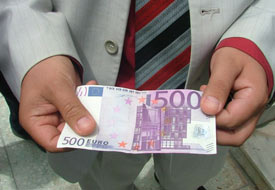 Sahte 500 euro ile alışveriş yaptı