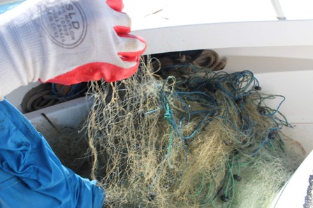 Jandarma, kullanımı yasak olan ağları gölden topluyor