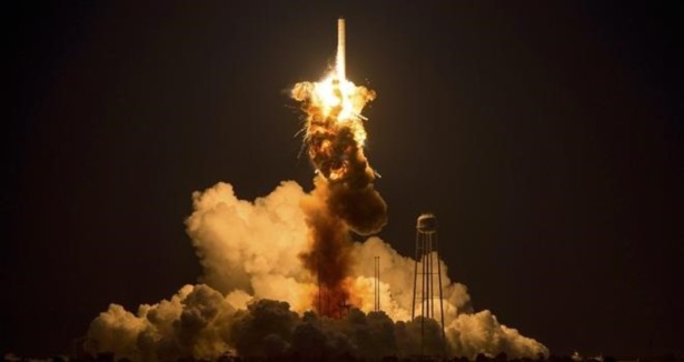 NASA'nın insansız uzay roketi havada infilak etti