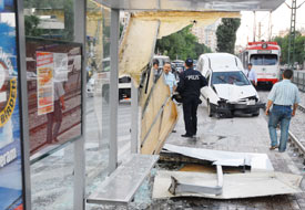 Otomobil tramvay durağına daldı