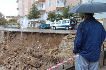 Yağmur sonrası istinat duvarı çöktü