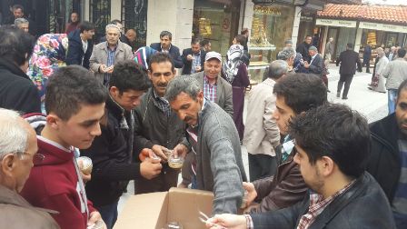 AK Parti Gençlik kolları aşure dağıttı