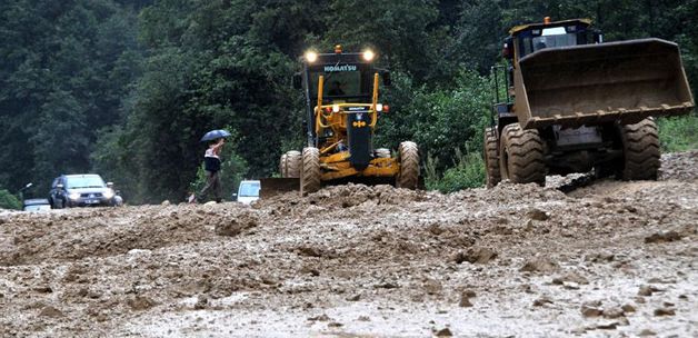 Rize'de korkutan gelişme! Evlerini terk ettiler