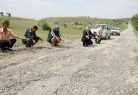 Başgöze köyü sakinleri yol istiyor