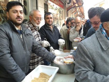 Mevsim Kundura aşure dağıttı
