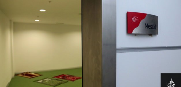 CHP genel merkezine mescit açıldı, parti bölündü