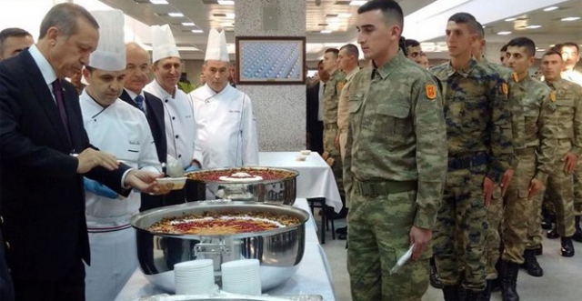 Cumhurbaşkanı Erdoğan, Aşure Dağıttı