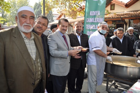 Aşure dağıttılar