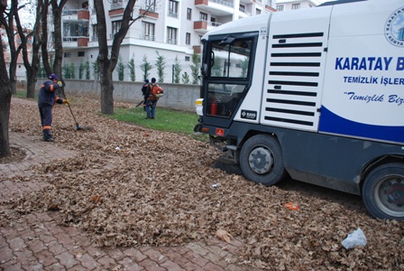 Sonbahar yaprakları temizleniyor