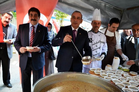 Esnaf odalarından aşure ikramı