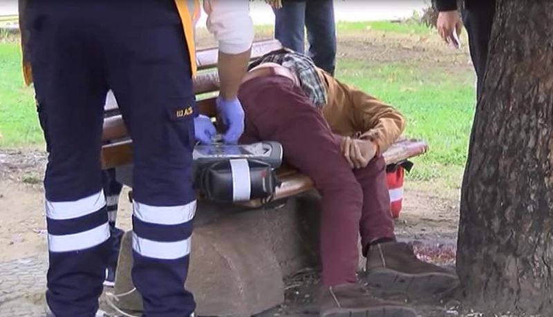 Cesede aldırmayan baba çocuğunu parkta oynattı