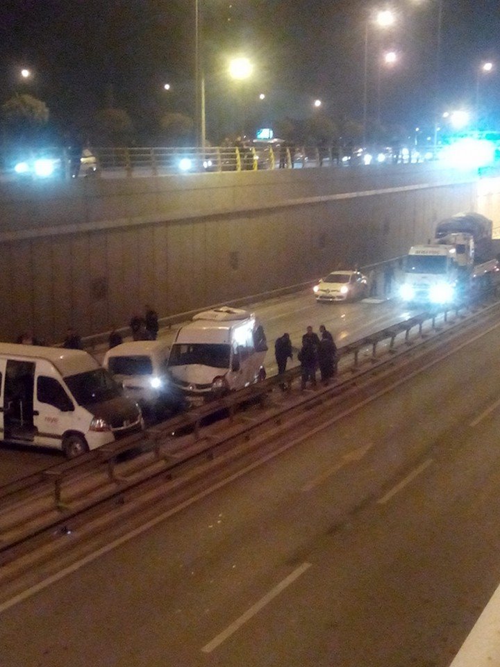Üç minibüs kafa kafaya çarpıştı