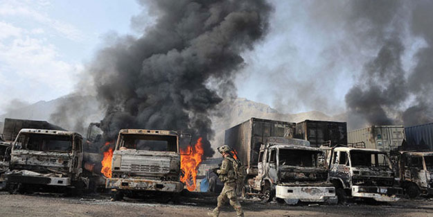 NATO konvoyuna saldırı: 1 ölü