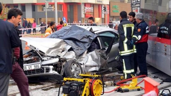 OLMAZ BÖYLE KAZA!! TRAMVAY OTOMOBİLİ BİÇTİ