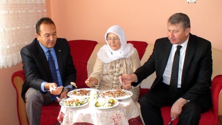 Mekke’den getirdiği mantıyı ikram etti