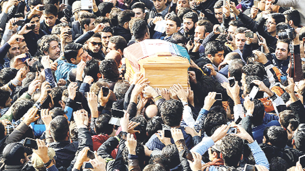 İran’da miting gibi cenaze