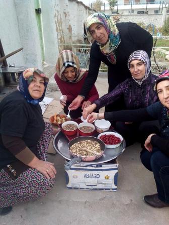 Karatay Kadın Kolları aşure dağıttı