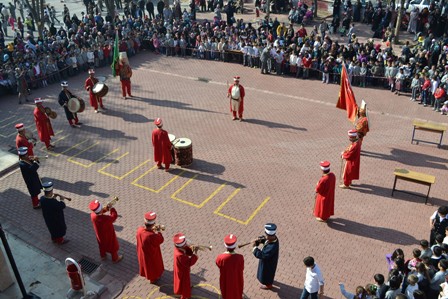Mehter konseri ile aşure dağıttılar