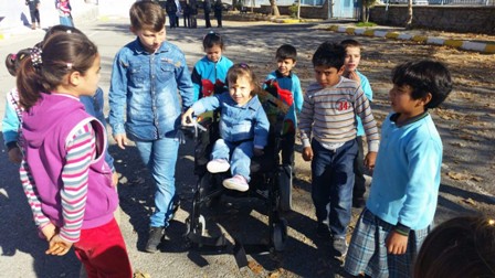 Hümeyra’ya akülü araba sürprizi