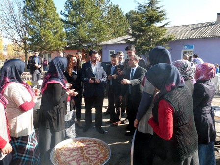 Susuz mahallesinde aşure ikramı