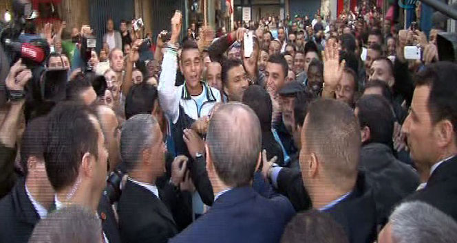 Cezayirli gençlerden Erdoğan’a yoğun ilgi