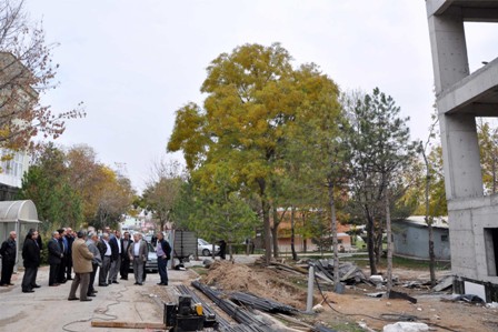 Hastane inşaatında inceleme yaptı