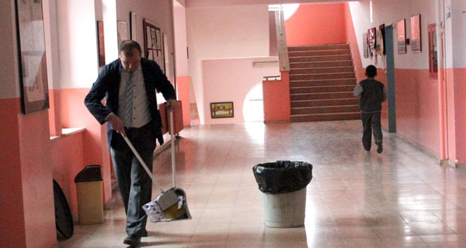 Hizmetliydi öğretmen oldu