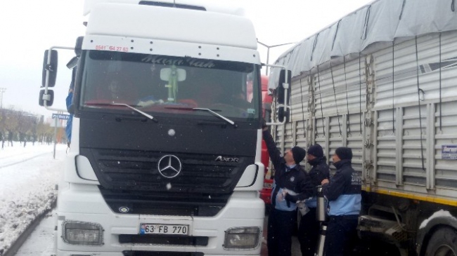 Büyükşehir Zabıtadan Yolda Kalan Sürücülere Kumanya