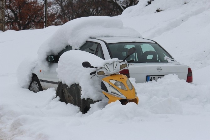 Beyşehir'de Araçlar Karla Kaplandı