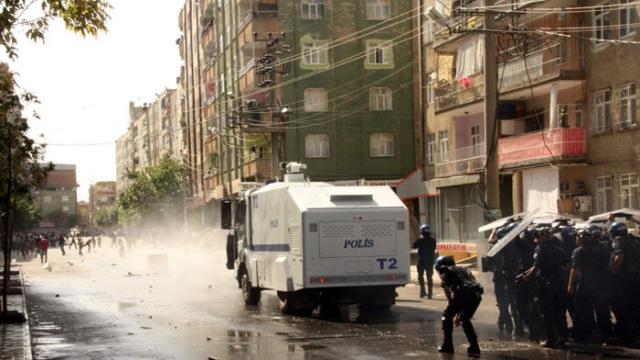 Diyarbakır'da Polise 5 Noktada Eş Zamanlı Silahlı ve Bombalı Saldırı