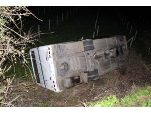 Manisa'da işçilerini taşıyan midibüs devrildi: 17 yaralı