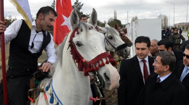 Davutoğlu'ndan Erzurum'da Kars esprisi
