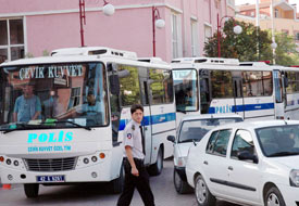 Aranan şahıs oy kullanırken yakalandı