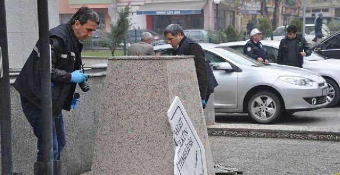 Atatürk Büstüne Balyozla Saldırdı