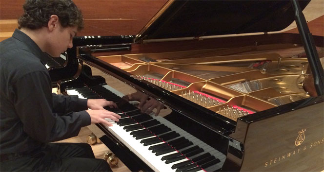 Türk vatandaşı olan müzik dehası pasaportuyla poz verdi