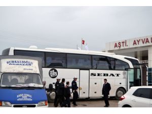 Hasarlı kaza sonrası yolcu otobüsünün camlarını kırdılar
