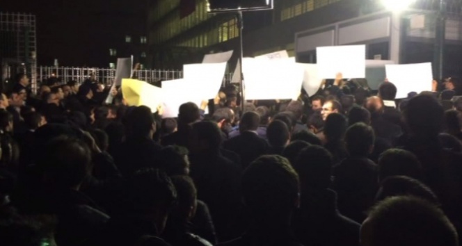 Zaman gazetesi önünde protesto