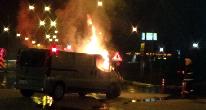 Minibüs alev alev yandı