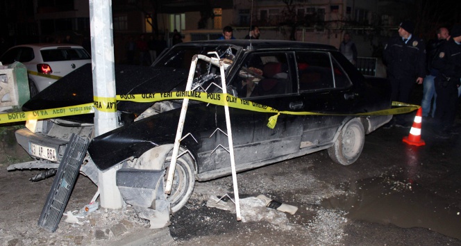 Kamyonetten düşen demir sürücüye saplandı