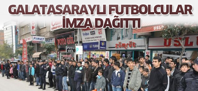 Galatasaraylı futbolcular imza dağıttı