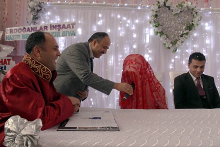 Özaltun, kardeşinin nikahını kıydı