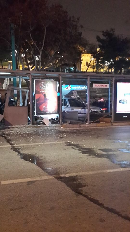 Korkunç kaza ucuz atlatıldı: Otomobil tramvay durağına daldı!