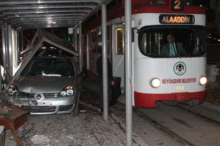 Otomobil tramvay durağına girdi