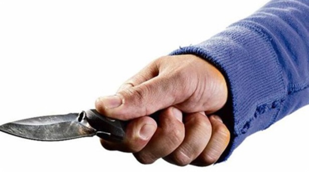 Bakanlık binasında bir kadın bıçaklandı